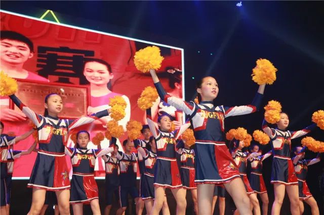 活力青春啦啦操，跃动青春的旋律