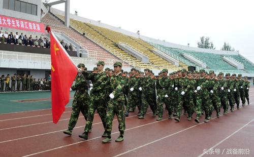 军靴与胶鞋，军事装备中的经典与革新