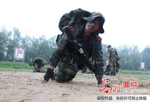 武警迷彩军靴，荣耀的象征与力量的展现