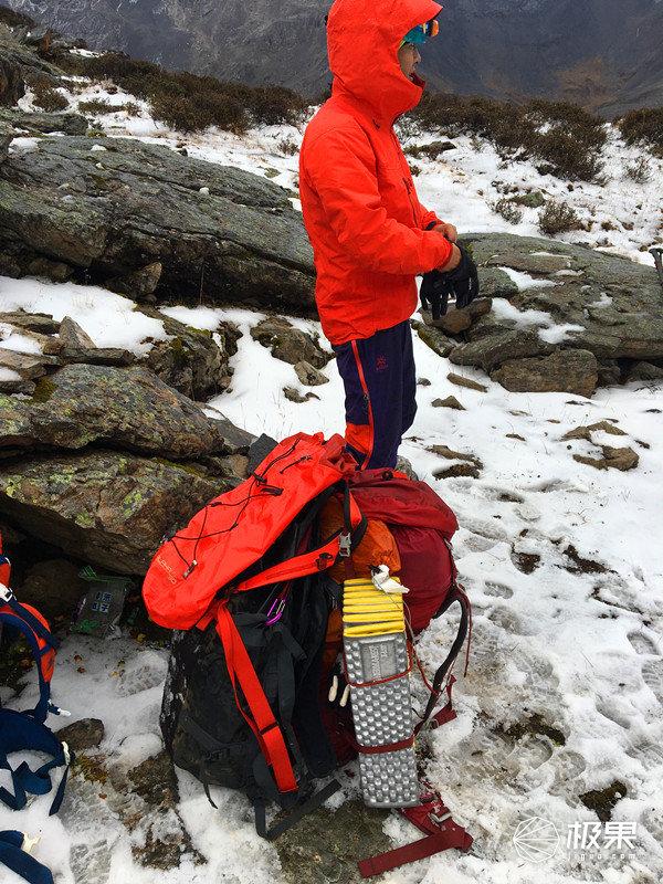 始祖鸟与顶级登山包，探索自然之极致装备