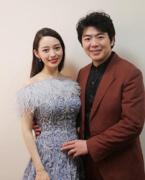 孕妇弹奏钢琴，音乐与生命的和谐共鸣