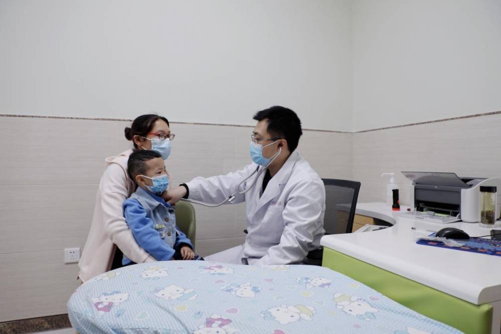 重庆儿科医院儿保专家，守护儿童健康的守护者