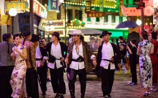 横店八月剧组，幕后英雄与热血梦想的交织