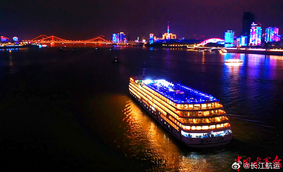 长江之韵，一艘300吨船的运行之旅