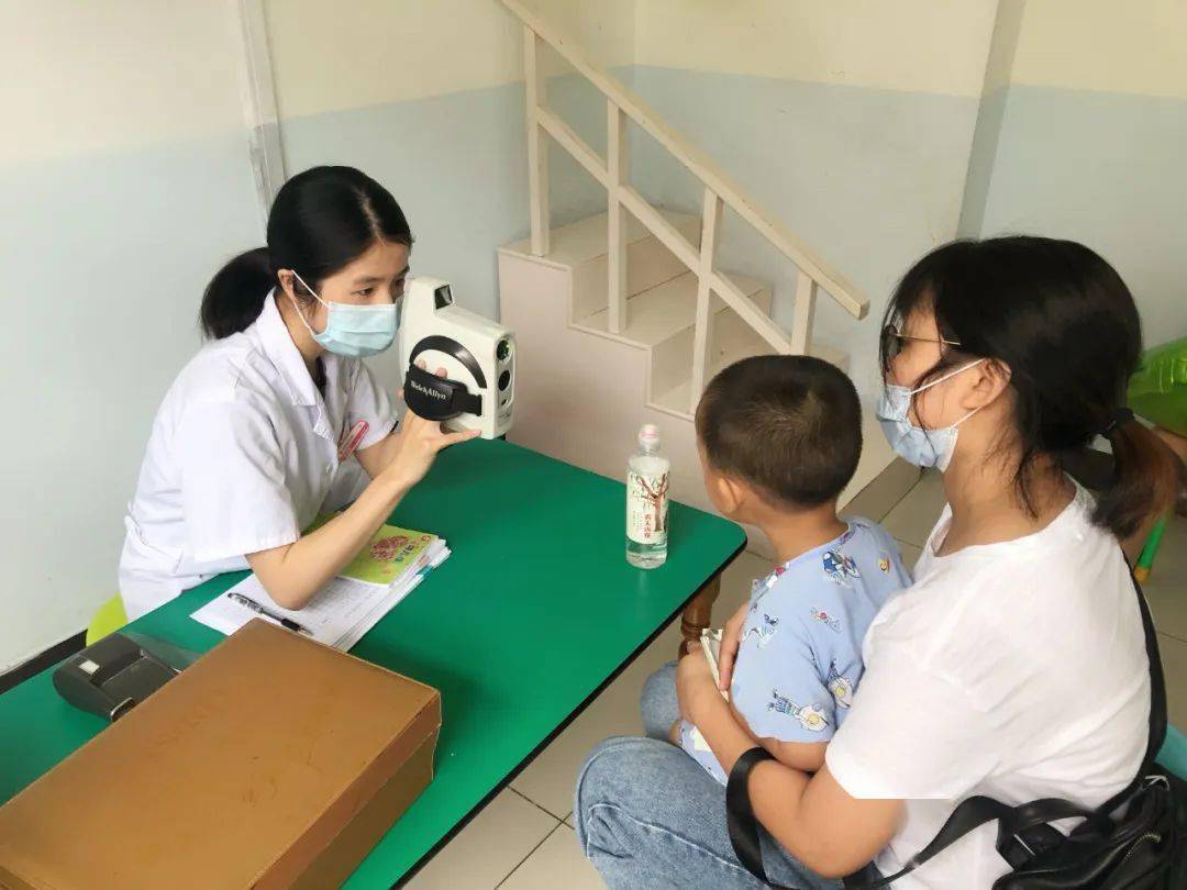 儿童保健专家报道，关注儿童健康，推动全方位保健措施的实施