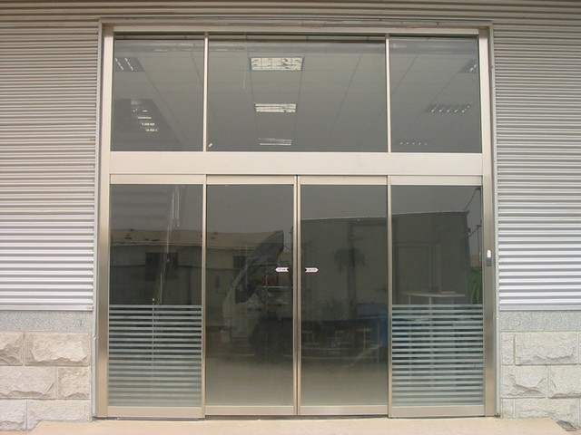 玻璃门与合页，构建完美的和谐