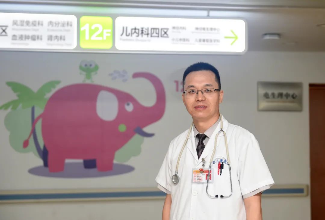 小儿神内科专家，守护儿童健康的守护者