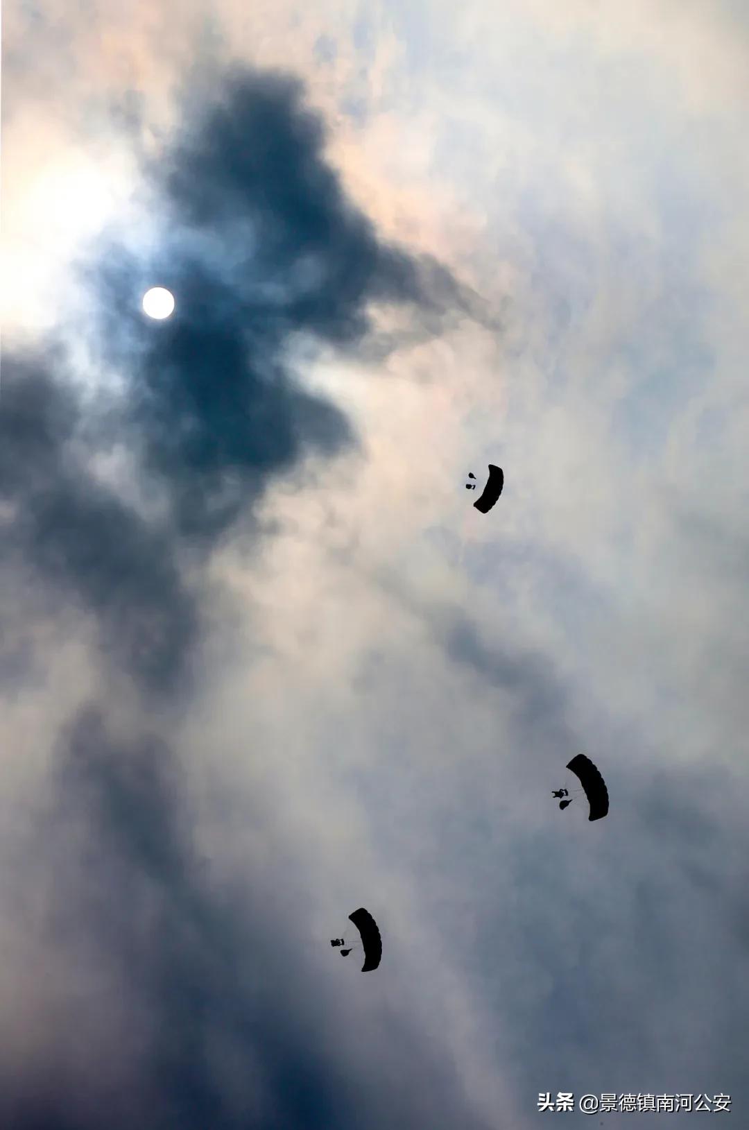 空军空降伞兵，英勇无畏的天空勇士