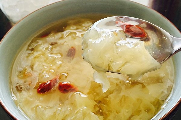 雪耳蛋花汤，一道冬日暖心的美味佳肴