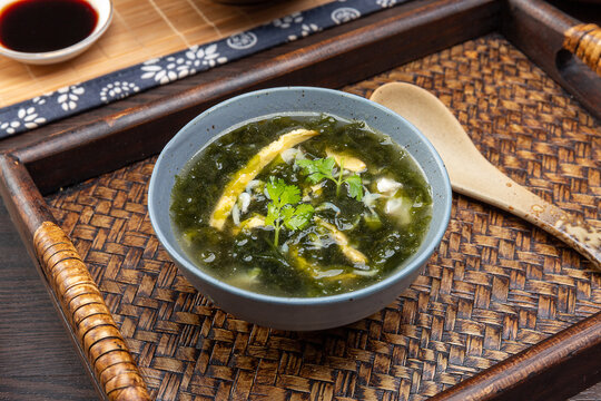 紫菜虾皮蛋花汤，一道家常美味汤品的制作与品味