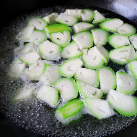 蛋花丝瓜汤，一道家常美食的做法详解