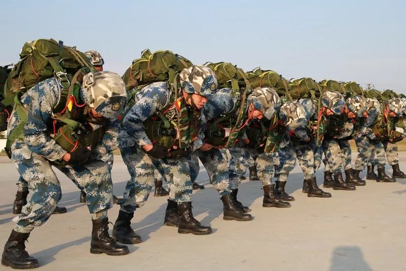 中国伞兵首战，英勇无畏，铸就辉煌传奇