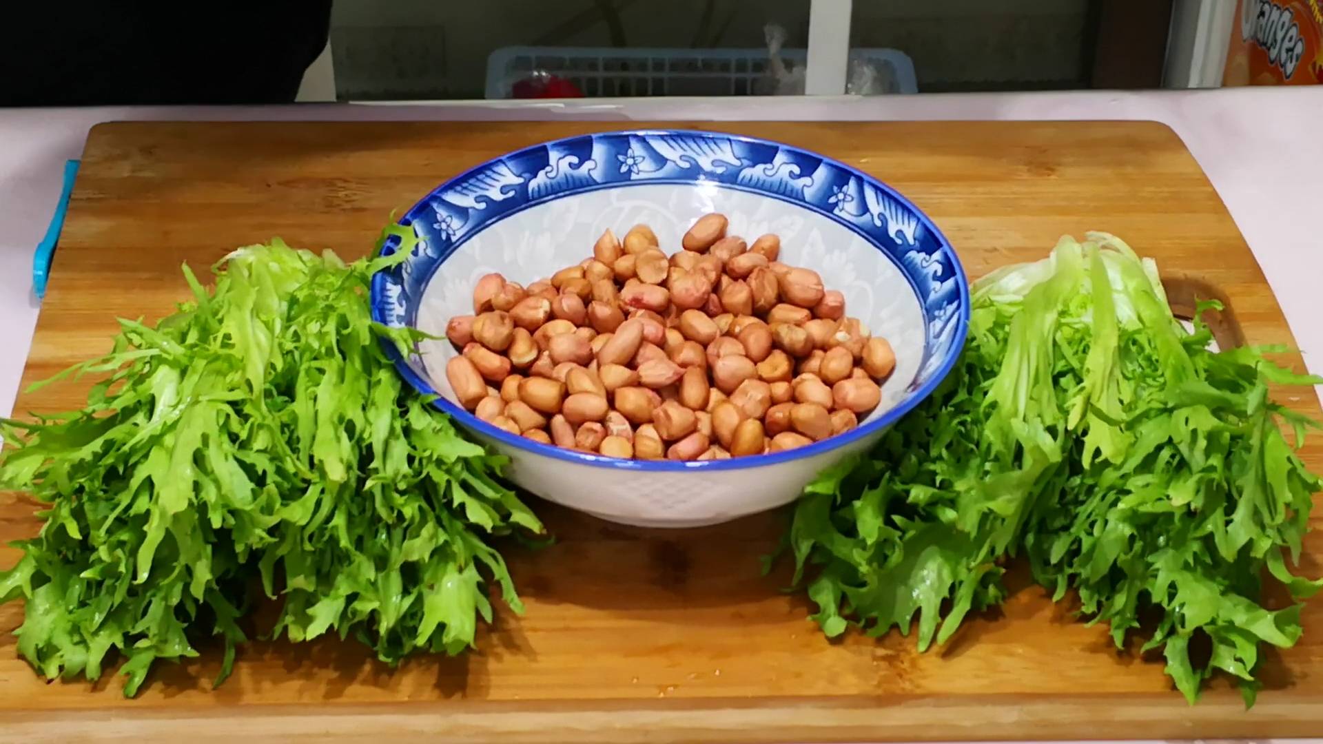 苦苣皮蛋花生米做法，一道美味融合的中式佳肴