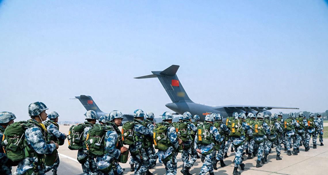 中国伞兵帅照，英勇无畏的空中战士风采
